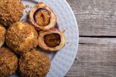 Geleneksel Avusturya Erik köfte. Tatlı ev yapımı tatlı