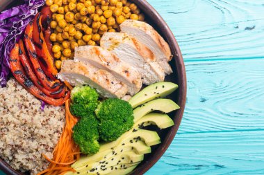 Avokado, tavuk, biber, quinoa ve nohut ile Buda kase. Sağlıklı gıda