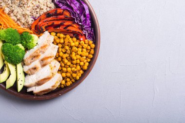 Avokado, tavuk, biber, quinoa ve nohut ile Buda kase. Sağlıklı gıda