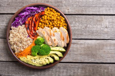 Avokado, tavuk, biber, quinoa ve nohut ile Buda kase. Sağlıklı gıda