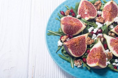 Peynir, roka, ceviz ve nar incir sonbahar salatası. Sağlıklı gıda