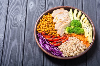 Avokado, tavuk, biber, quinoa ve nohut ile Buda kase. Sağlıklı gıda