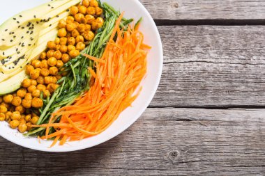 Avokado, salatalık, havuç ve nohut ile Buda kase. Sağlıklı vegan salata yiyecek 