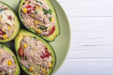 Salata sebze, maydanoz ve yumurta ile doldurulmuş avokado