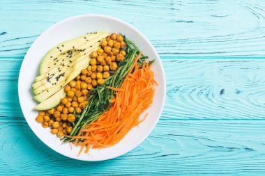 Avokado, salatalık, havuç ve nohut ile Buda kase. Sağlıklı vegan salata yiyecek 