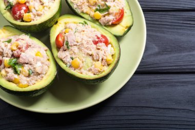 Salata sebze, maydanoz ve yumurta ile doldurulmuş avokado