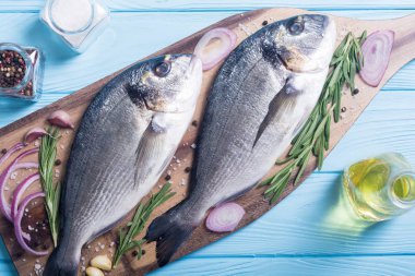 Çiğ dorado balık ve yemek pişirmek için ingridient. Deniz ürünleri