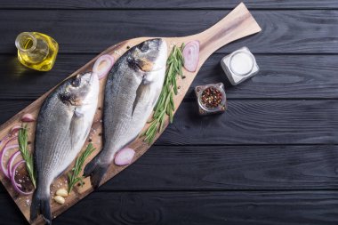 Çiğ dorado balık ve yemek pişirmek için ingridient. Deniz ürünleri