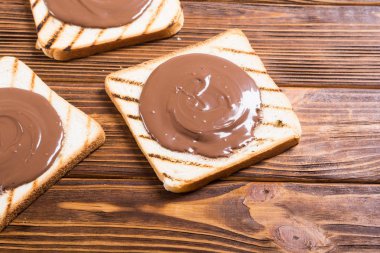 somun nuga krem sandviç çikolata ile