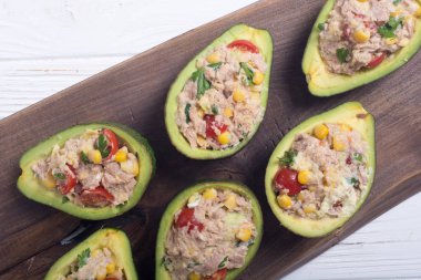 Salata sebze, maydanoz ve yumurta ile doldurulmuş avokado