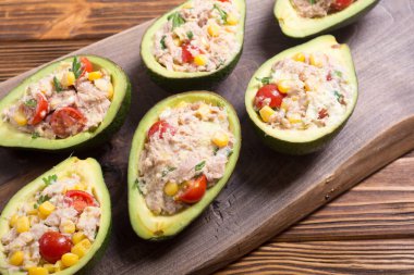 Salata sebze, maydanoz ve yumurta ile doldurulmuş avokado