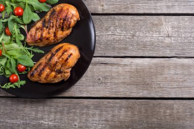 Izgara tavuk spinath ve domates salatası ile. Barbekü gıda arka plan