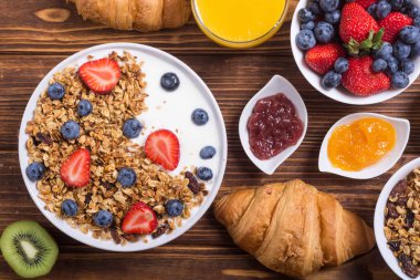 Granola yoğurt ve çilek