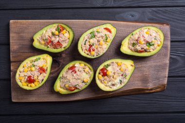 Salata sebze, maydanoz ve yumurta ile doldurulmuş avokado