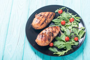 Izgara tavuk spinath ve domates salatası ile. Barbekü gıda arka plan