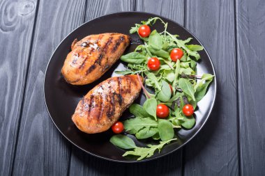 Izgara tavuk spinath ve domates salatası ile. Barbekü gıda arka plan