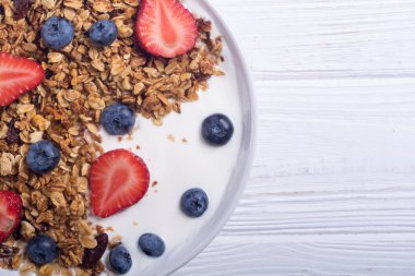 Yoğurt granola ve çilek (böğürtlen ve çilek ile )