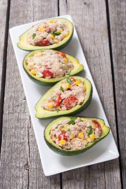 Salata sebze, maydanoz ve yumurta ile doldurulmuş avokado