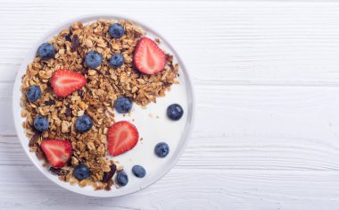 Yoğurt granola ve çilek (böğürtlen ve çilek ile )