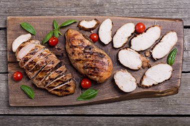 Izgara tavuk göğsü (fileto) fesleğen ve domates ile. Barbekü arka plan