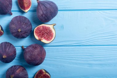 Sonbahar taze meyve incir. Rustik arka plan üzerinde sağlıklı gıda