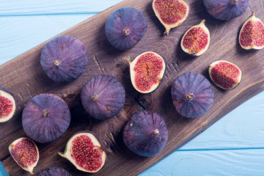 Sonbahar taze meyve incir. Rustik arka plan üzerinde sağlıklı gıda