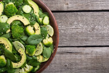 Yeşil bebek ıspanak salatası avokado, brokoli, salatalık, kireç ve susam. Sağlıklı detoks vegan gıda