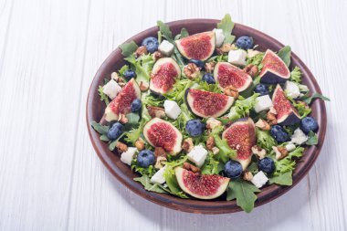 İncir peynir, yaban mersini, ceviz ve roka salatası. Sonbahar sağlıklı gıda