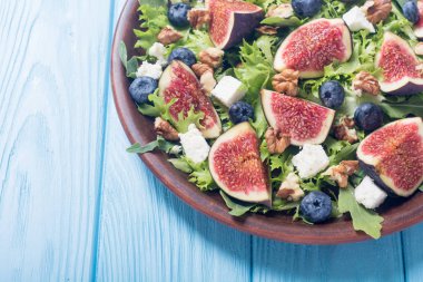 İncir peynir, yaban mersini, ceviz ve roka salatası. Sonbahar sağlıklı gıda