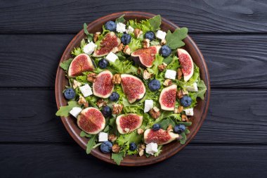 İncir peynir, yaban mersini, ceviz ve roka salatası. Sonbahar sağlıklı gıda