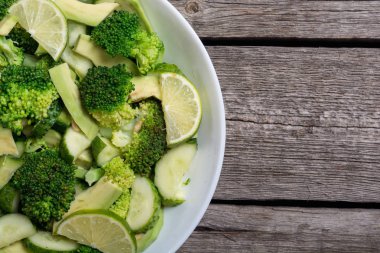 Yeşil salata avokado, brokoli, salatalık ve kireç ile. Sağlıklı vejetaryen salata