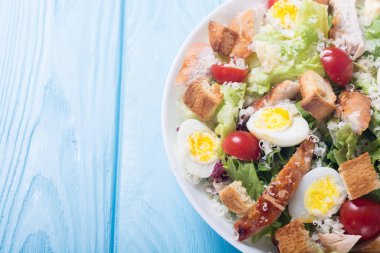 Tavuk, yumurta, domates ve kruton ceasar salata