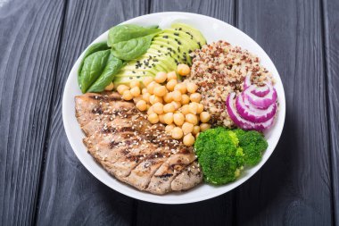 Buda kase brokoli, quinoa, ızgara tavuk, avokado ve ıspanak. Sağlıklı vegan salata. Superfood