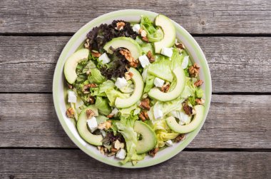 Sağlıklı salata avokado, ceviz ve peynir ile. Vegan gıda