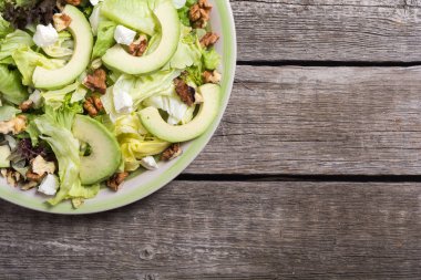 Sağlıklı salata avokado, ceviz ve peynir ile. Vegan gıda