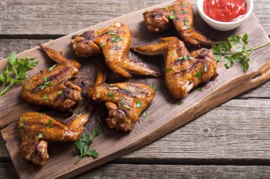 Sıcak Barbekü. Domates soslu tavuk kanadı ızgara. Barbekü gıda