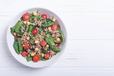 Ispanak salatası quinoa, domates ve nohut. Sağlıklı vegan superfood
