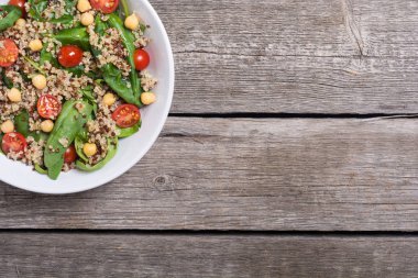 Ispanak salatası quinoa, domates ve nohut. Sağlıklı vegan superfood