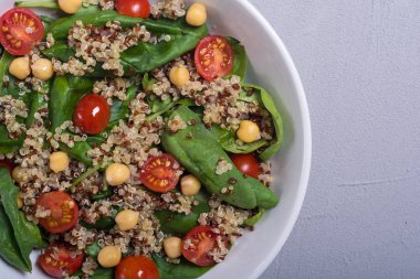 Ispanak salatası quinoa, domates ve nohut. Sağlıklı vegan superfood