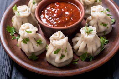 Gürcü köfte Hıngel domates sosu ve maydanoz ile