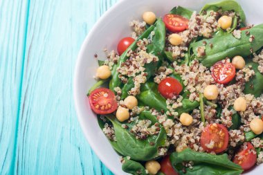 Ispanak salatası quinoa, domates ve nohut. Sağlıklı vegan superfood