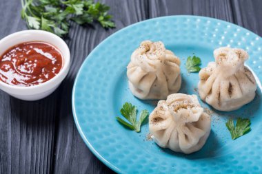 Gürcü köfte Hıngel domates sosu ve maydanoz ile