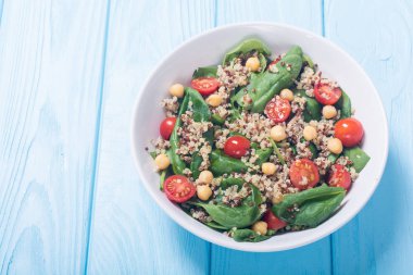 Ispanak salatası quinoa, domates ve nohut. Sağlıklı vegan superfood
