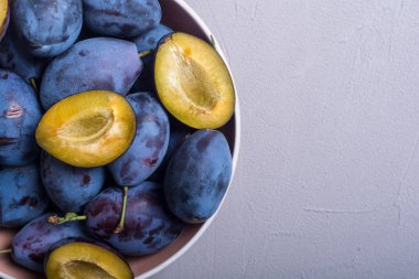 Ahşap masa üzerinde kase taze erik. Meyve arka plan