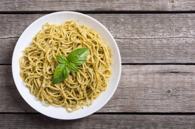 Makarna spagetti sosu pesto ile. İtalyan yemeği arka plan