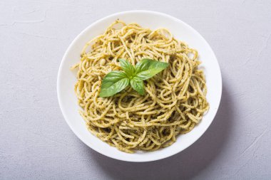 Makarna spagetti sosu pesto ile. İtalyan yemeği arka plan