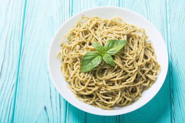Makarna spagetti sosu pesto ile. İtalyan yemeği arka plan