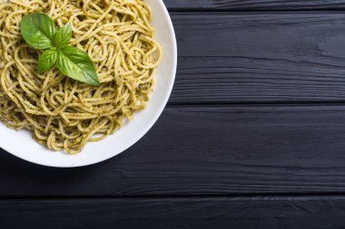 Makarna spagetti sosu pesto ile. İtalyan yemeği arka plan