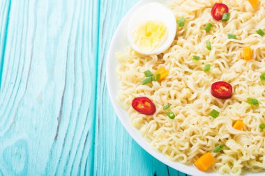 Şehriye kase chili biber, yumurta, soğan ve havuç ile