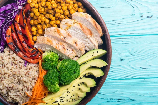 Avokado, tavuk, biber, quinoa ve nohut ile Buda kase. Sağlıklı gıda